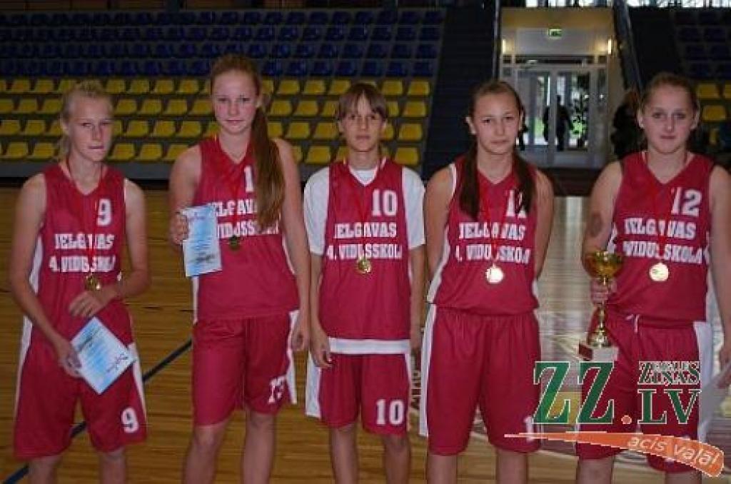 Meiteņu konkurencē Jelgavas 4.vidusskolas komanda neatstāja cerības Spīdolas ģimnāzijas spēlētājām un pārliecinoši izcīnīja čempiones nosaukumu.
Autors: No sportistu personīgā albuma