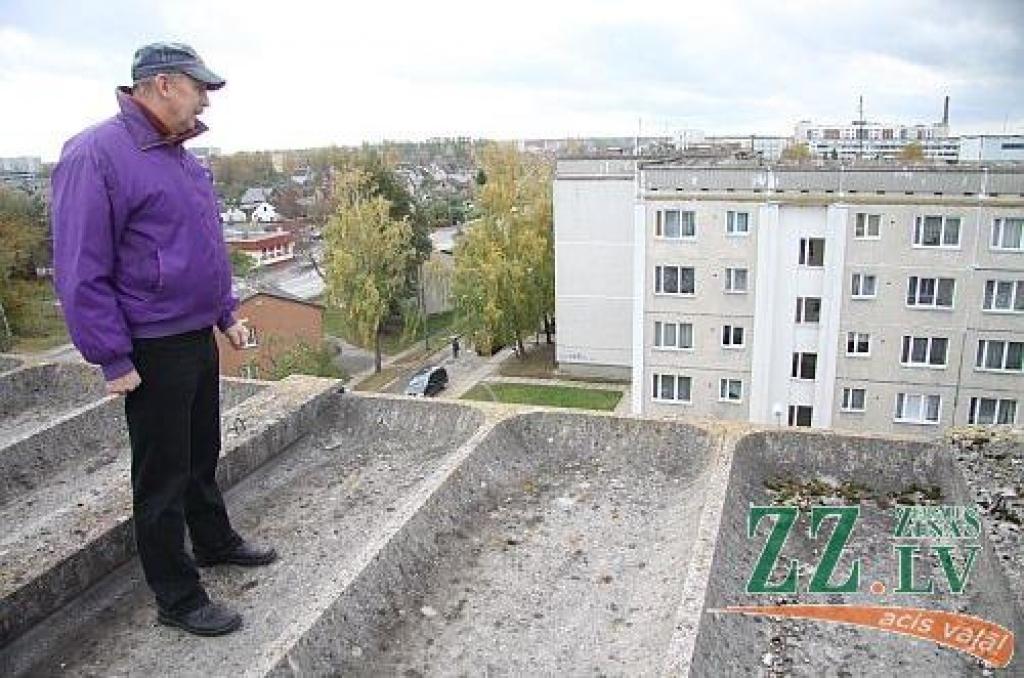 Pieci, septiņi, desmit lati – tās ir summas, ko zemes īpašniekam par šo gadu maksā to Jelgavas daudzdzīvokļu namu dzīvokļu īpašnieki, kuru īpašums atrodas uz citam piederošas zemes. Kopējos dzīvokļa rēķinos maksa nav lielas, taču beidzamos desmit, piecpadsmit gados tā izaugusi daudzkārt.
Autors: Agris Samcovs