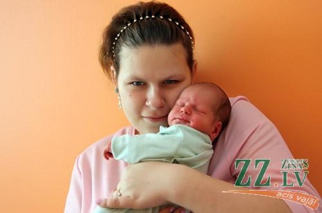 Ludmila Bidzāne un Gvido Tralla 15. oktobra vakarpusē kļuva par jauka puisīša vecākiem.
Autors: Agris Samcovs