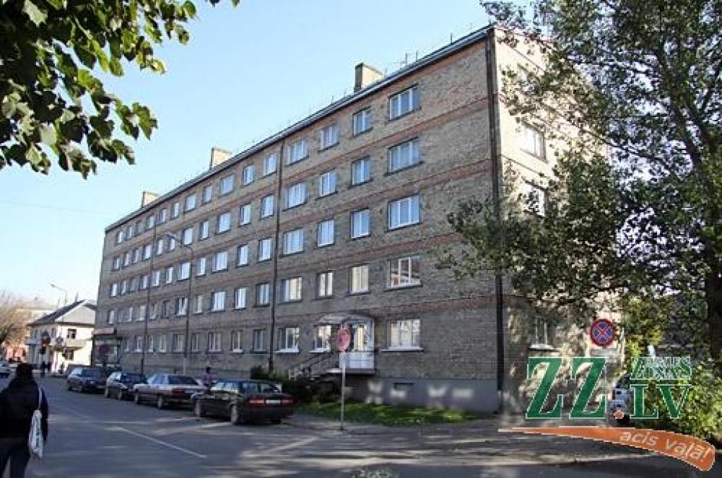 Portāls zz.lv novēroja, ka otrdien ēkas bēniņos tika atgaisota Svētes ielas 21.mājas siltumapgādes sistēma, tāpēc no mājas augšas uz ielas tecēja paliela strūkla ūdens. 
Autors: Agris Samcovs