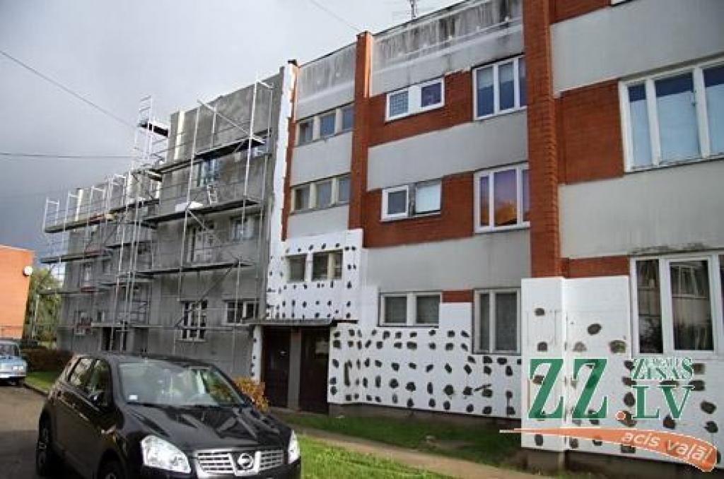 Ozolniekos siltināšanas darbi jau trešo nedēļu apturēti, būvmateriāli mirkst lietū, jumtiem nav notekcauruļu, dažos namos pat atvienotas komunikācijas, kā dēļ apdraudēta apkures sezonas sākšana.
Autors: Agris Samcovs