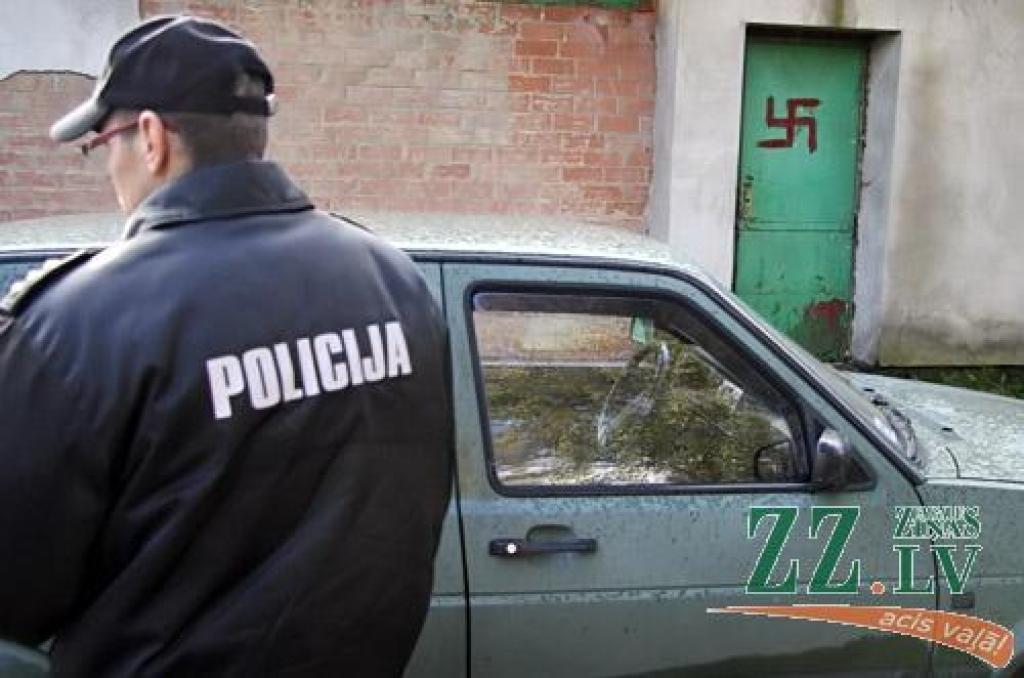 Kāškrusts un dažādi uzraksti, līdzīgi kā pie veikala «Iki» Rīgas ielā, šonedēļ konstatēti arī Dzirnavu ielā, uz ēkas, kur kādreiz atradusies kafejnīca «Tūrists». 
Autors: Agris Samcovs