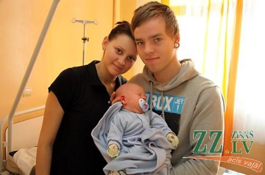 Piektdienas, 7. oktobra, vakarpusē par vecākiem savam dēliņam Henrijam kļuva jelgavnieki Renāte Šēra un Ainārs Legzdiņš.
Autors: Agris Samcovs