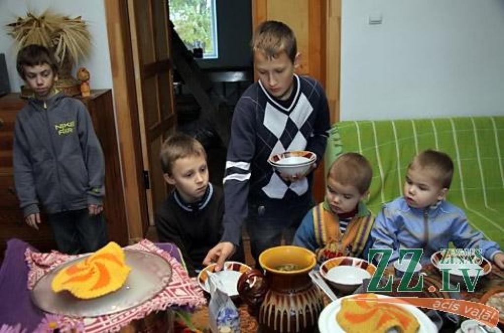 Jelgavā brīvprātīgās zupas virtuves darbojas vairākās draudzēs. 
Autors: Agris Samcovs