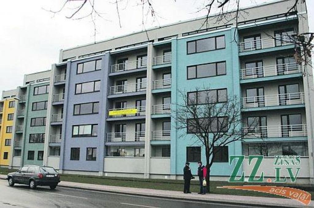 Rekonstruētais nams Tērvetes ielā 88 ir viena no daudzdzīvokļu ēkām Jelgavā, kur parādu dēļ apdraudēta apkures sezonas sākšana.
Autors: Agris Samcovs