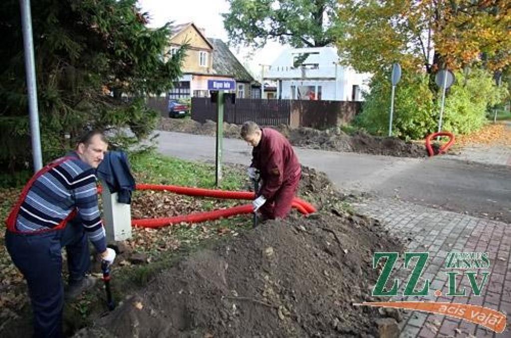 Brīdināti jau gada sākumā, bet rakšanas darbus Ozolnieku ciemata centrā māju saimnieki pamanīja tikai vasaras otrajā pusē.
Autors: Agris Samcovs
