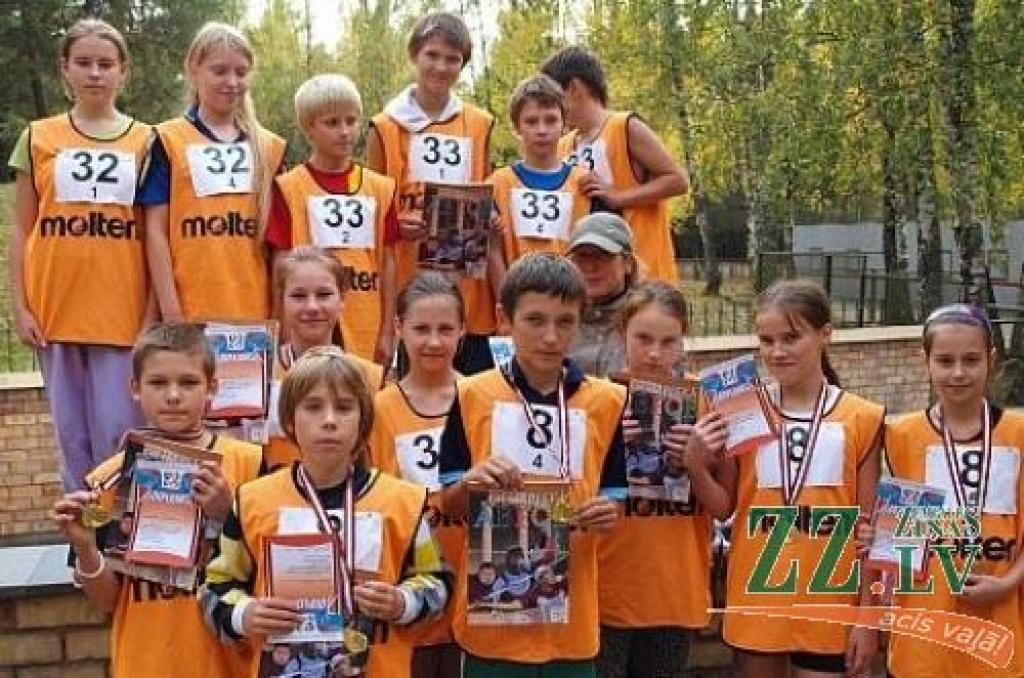 Jelgavas 4.pamatskola jau piekto gadu aktīvi piedalās valsts skolēnu sacensībās vieglatlētikas krosā gan rudenī, gan pavasarī.
Autors: Andris Lukss