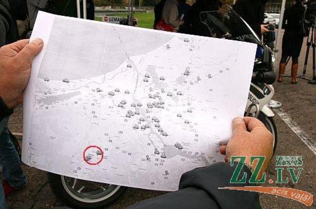 Ar automašīnas zīmīti atzīmēti mobilie jeb pārvietojamie radari, ar baloniņu - stacionārie radari.
Autors: no Valsts policijas albuma