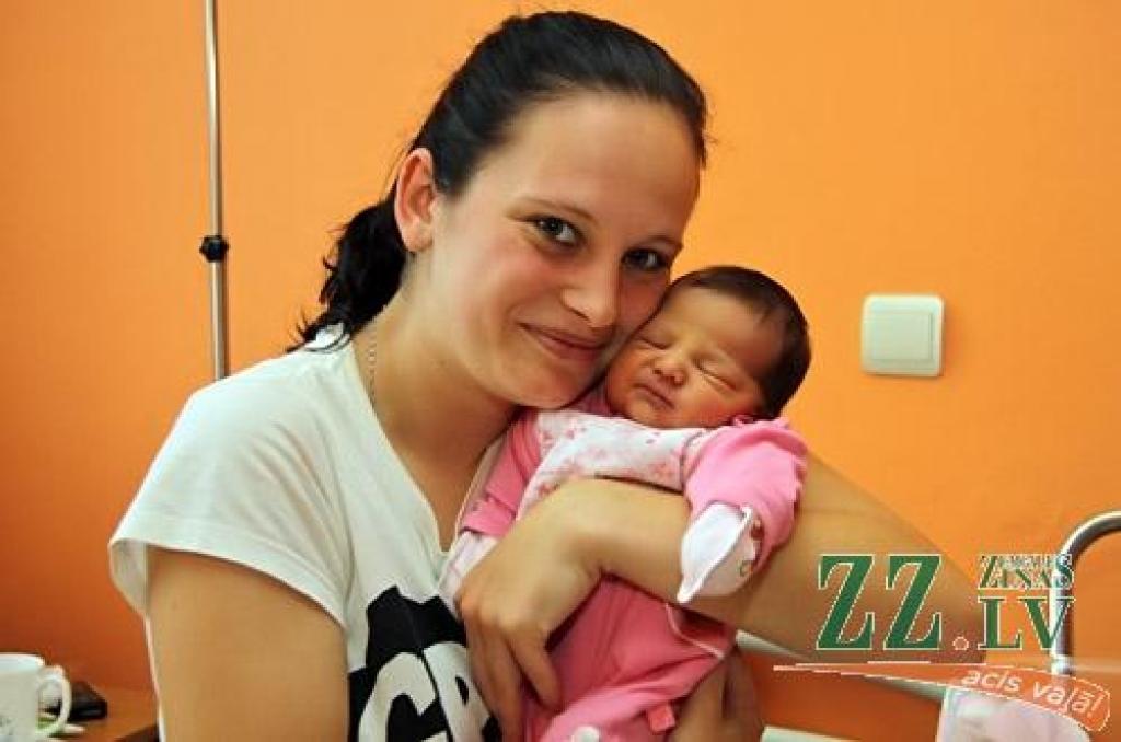 Elīna Kārkliņa un Dzintars Reismanis 2. oktobrī sagaidīja pasaulē nākam meitiņu Kristu. 
Autors: Agris Samcovs