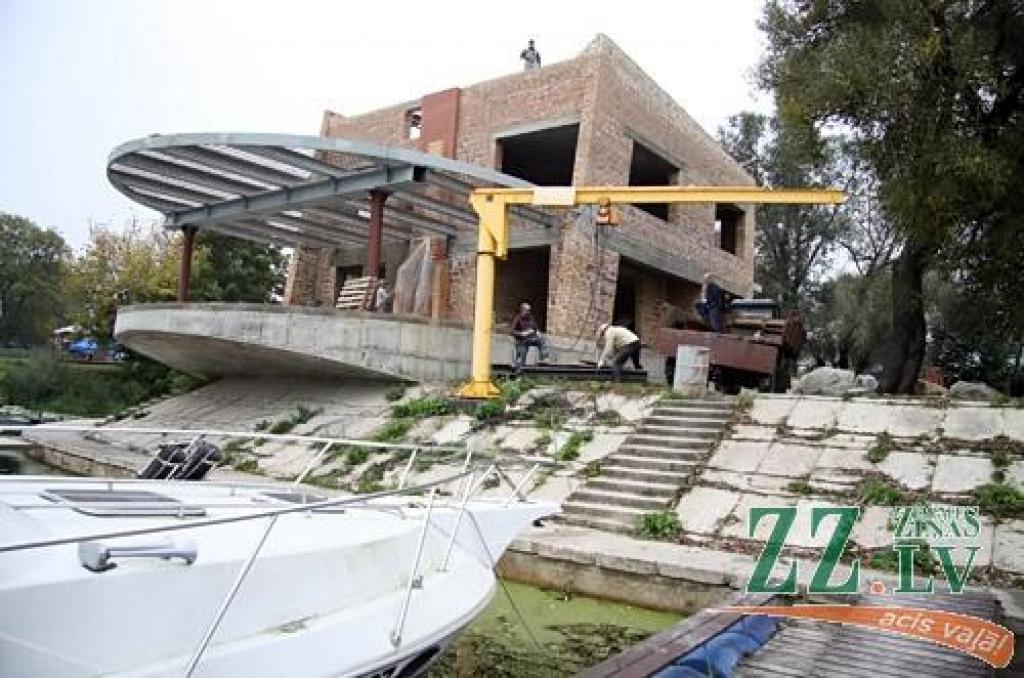 Jelgavas jahtkluba komadors Aleksandrs Jakovļevs topošo rūpnīcas jahtklubu ar smaidu sauc par «Lielupes pērli».
Autors: Agris Samcovs