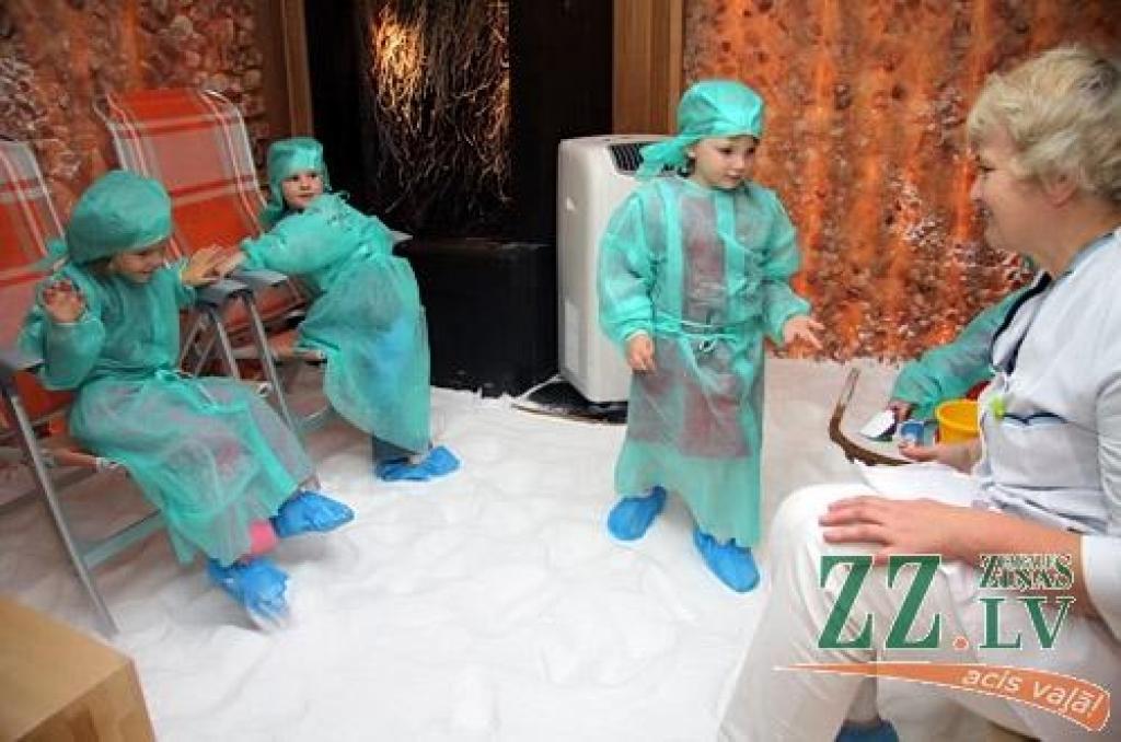 Ģimenes ārsti stāsta, ka ir noguruši, ik dienu rakstot neskaitāmas izziņas, kuras Jelgavas izglītības iestādes pieprasa arī tad, ja bērns vēlas apmeklēt mūzikas skolu, baseinu vai sāls istabu bērnudārzā. Daži mediķi pat atsakās izsniegt šādas izziņas, jo uzskata prasības par nepamatotām, vecākus un mediķus apgrūtinošām.
Autors: Agris Samcovs