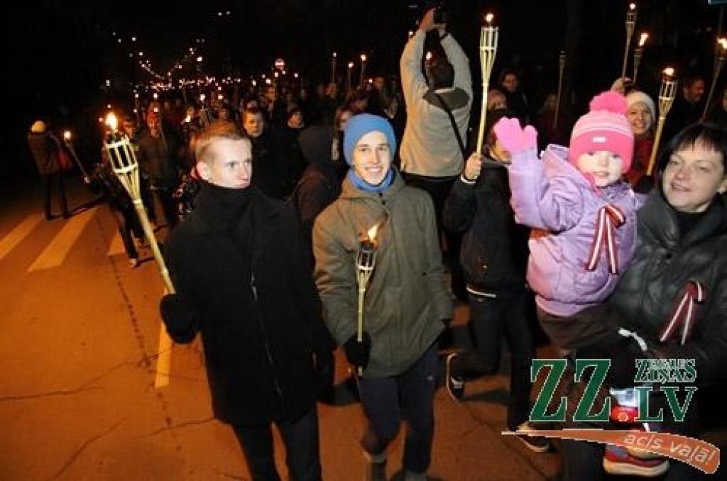 11. novembrī, Lāčplēša dienā, tradicionālais Lāpu gājiens pilsētas ielās un svinīgais brīdis pie pieminekļa Jelgavas atbrīvotājiem Stacijas parkā vienoja pilsētas iedzīvotājus un viesus.
 Pie pieminekļa Jelgavas atbrīvotājiem klātesošos...