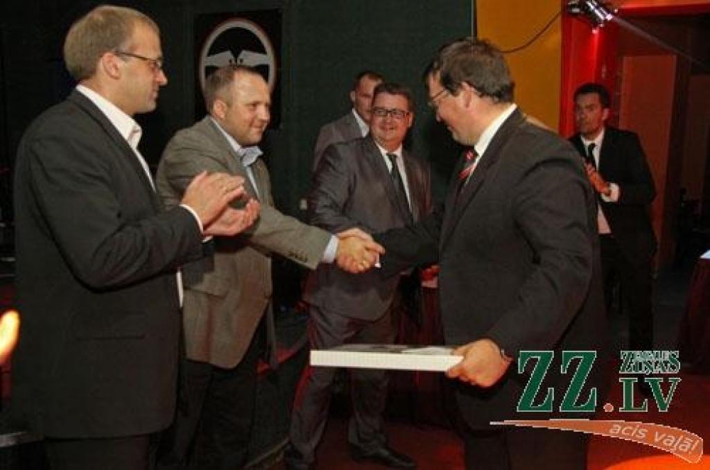 Sezonas noslēguma pasākumu, kā ierasts nu jau vairākus gadus, futbola klubs «Jelgava» rīkoja mūzikas klubā «Jelgavas krekli». Par tā saucamās «oficiālās daļas» galveno notikumu, protams, kļuva labāko futbolistu apbalvošana, kur šoreiz...