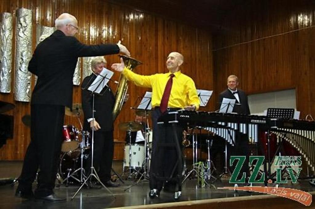Par godu Jelgavas Mūzikas vidusskolas ilggadīgā pedagoga Kārļa Venskus (pirms mēneša Skolotāju dienā saņemts pilsētas pašvaldības Atzinības raksts par mūža ieguldījumu pedagoģiskajā darbā) 70, gadskārtai veltītajā koncertā muzicēja gan...