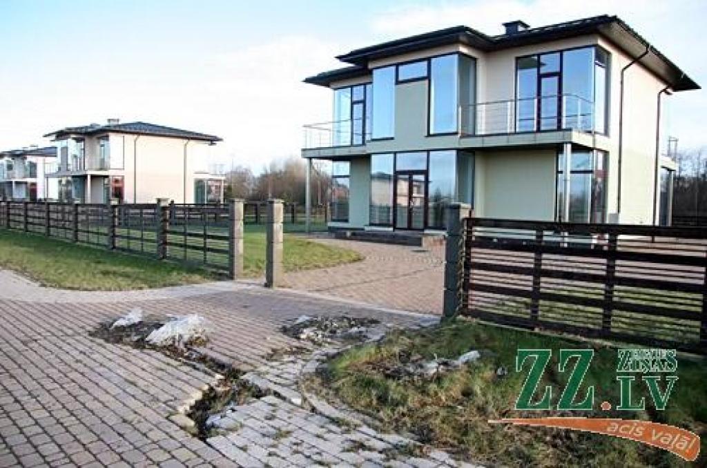 Jaunu privātmāju ciematu bums Jelgavā un ap pilsētu pilnībā apstājies. Tirgus eksperti norāda – kaut cik pirkti tiek vien dzīvokļi, bet ārpus centra intereses nav nedz par apšaubāmā kvalitātē uzceltajiem namiem, nedz zemesgabaliem.
Autors: Agris Samcovs