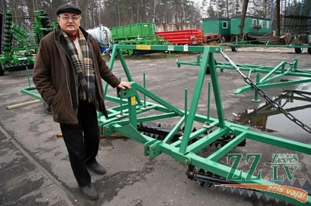 Jāzeps Kivlenieks, kā ierasts darījumu sarunās, paņem kalkulatoru un piemet: «Tātad es te esmu nostrādājis 44 gadus.»
Autors: Agris Samcovs