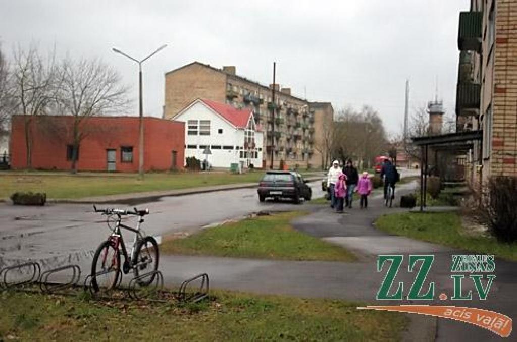 Tiesā esam iesnieguši ap 30 lietu, «Ziņām» saka SIA «Kalnciema nami» valdes loceklis Vladimirs Isajevs. Parādnieku starp 2000 klientiem gan esot daudz vairāk, un desmit gadu laikā uzņēmums no dzīvokļu īpašniekiem nav saņēmis ap 70 tūkstošiem latu
Autors: Agris Samcovs