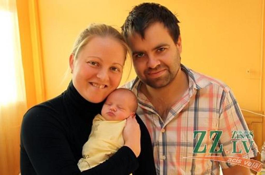 Baibas un Ginta Veļiku ģimenes pieaugums sagaidīts 12.novembrī. Īsi pēc pulksten pusdeviņiem vakarā viņu mazā Emīlija pasaulē ieradās 3100 gramu smaga un 52 centimetrus gara.
Autors: Agris Samcovs