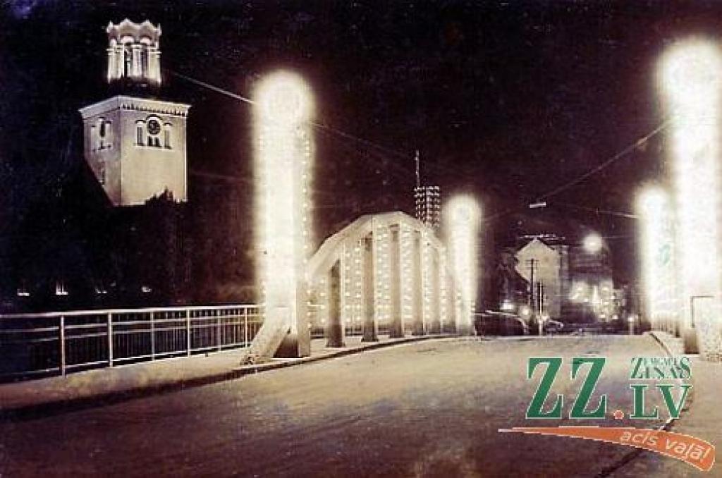 Tūkstošiem cilvēku karavīru, aizsargu, skolēnu un iestāžu darbinieku parādē Hercoga Jēkaba laukumā, degošas «ploškas» gar trotuāra malu, svecītes dzīvokļu logos, baznīcu zvani – tādi veco jelgavnieku bērnības atmiņās palikuši 18.novembra valsts neatkarības svētki.
Autors: No Normunda Reča kolekcijas