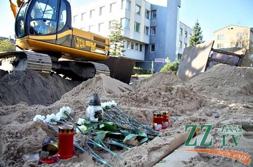 «Kulk» apgalvo, ka strādniekam nav bijis jābūt tranšejas bedrē laikā, kad viņu apraka smilšu nogruvums. 
Autors: Agris Samcovs