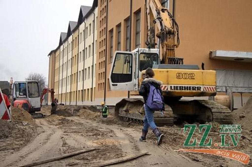 Objekta ģenerāluzņēmēja SIA «Tilts» projektu vadītājs Artjoms Gridņevs skaidro, ka būvniekiem vienkāršāk būtu gājēju satiksmi slēgt pavisam. Cilvēcisku apsvērumu dēļ tas nav darīts, taču turpmāk situāciju varētu pārvērtēt.
Autors: Agris Samcovs