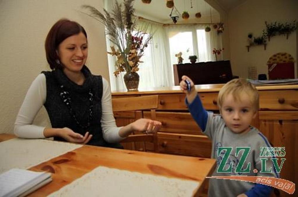 Ozolnieku pašvaldība bērnu nešķiro un dotācijas piešķir arī tiem mazuļiem, kuri apmeklē bērnu pieskatīšanas centrus, vai vietu trūkuma dēļ nav tikuši pašvaldības dārziņā.
Autors: Agris Samcovs