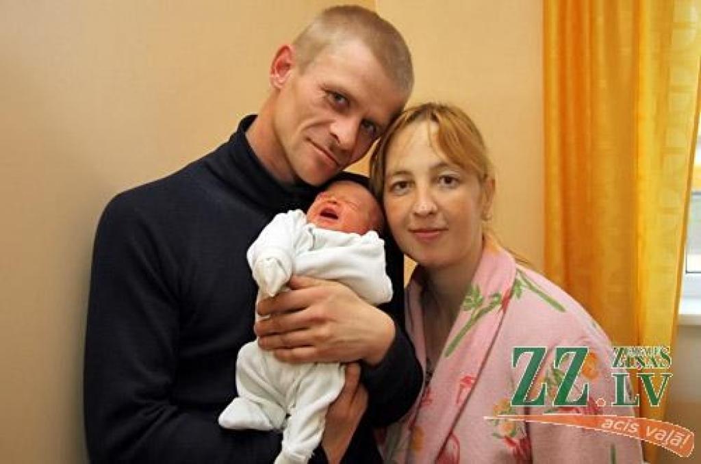 Jelgavnieku Elīnas Nikitenko un Aināra Stepiņa meita Amanda par dzimšanas dienu izraudzījās 31. oktobrī, kad pasaulē nāca 1900 gramu smaga un 42 centimetrus gara.
Autors: Agris Samcovs