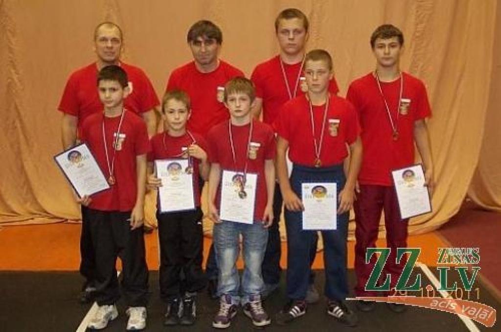 Autors: No sportistu personīgā albuma