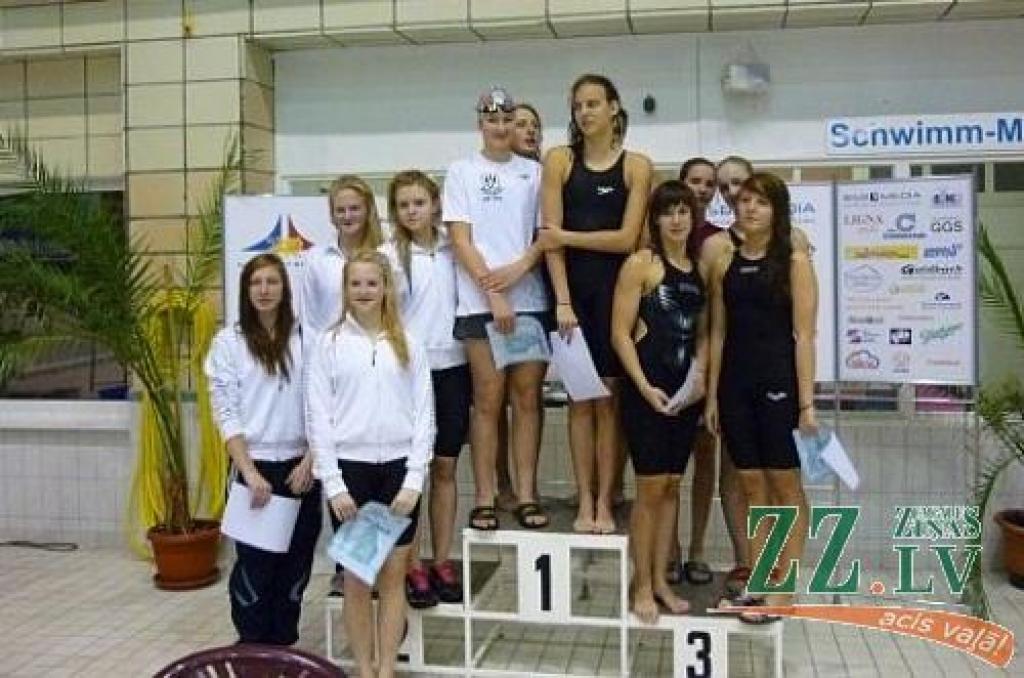 No kreisās pirmajā rindā:  Agnese Bikoviča, Zane Tīrumniece, no kreisās otrajā rindā: Vineta Mežaraupe,  Gundega Jankovska.
Autors: Jelgavas Specializētās peldēšanas skola