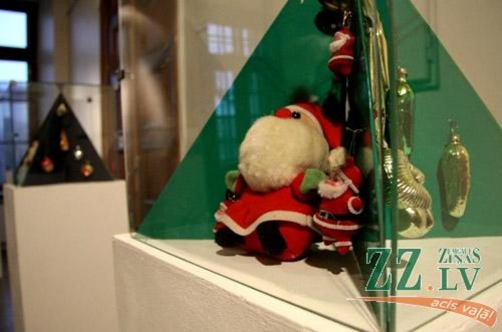 Vēl jaunajā gadā Ģederta Eliasa Jelgavas Vēstures un mākslas muzejā būs skatāma Ziemassvētku eglīšu rotājumu izstāde, kas daudziem jelgavniekiem atgādinās par bērnības un jaunības gadiem.
Čiekurus, lāstekas, sēnītes un citas interesantas...