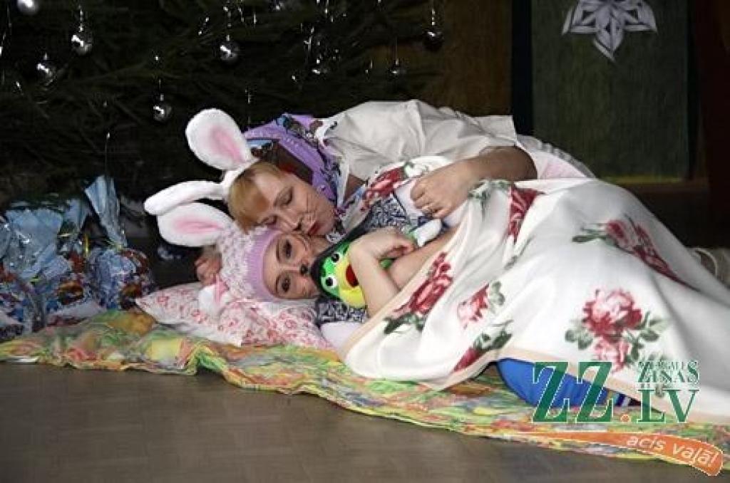 Ar sirsnīgu stāstu par zaķu ģimeni, kurā cits citu mīl «tik tālu, kā līdz mežam un atpakaļ», acu un ausu mazgāšanu, dāvanām un īstu pikošanos savus Ziemassvētkus nosvinējuši Jelgavas Vakara (maiņu) vidusskolas audzēkņu mazie bērni. 