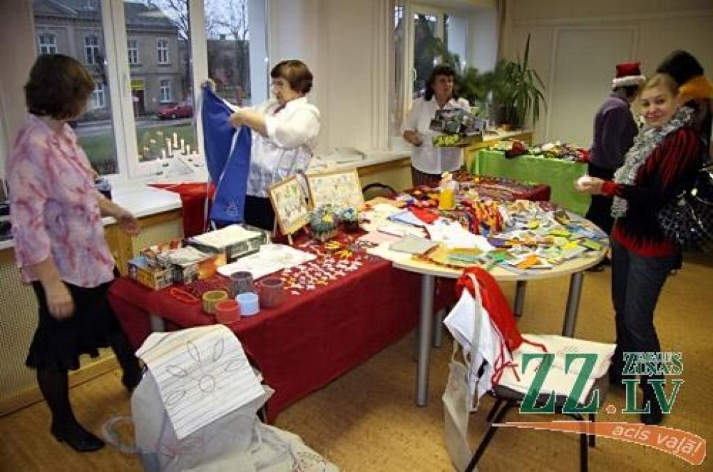 Siltas zeķes un rotaslietas pirms Ziemassvētkiem varēja iegādāties labdarības tirdziņā Sociālo lietu pārvaldē.
Dienas centra «Integra», grupu dzīvokļu un Pusceļa mājas iemītnieki jelgavniekiem bija sagādājuši dažādus jaukus un mīļus...