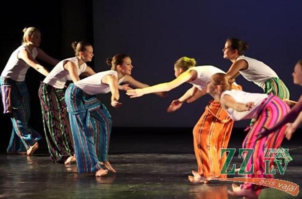 Bērnu un jauniešu deju kolektīvs «Vēja zirdziņš» sestdien Jelgavas kultūras namā rādīja pirmo no Ziemassvētkiem paredzētā kocertuzveduma «Pasaka pasakā».Vēl             viens uzvedums paredzēts tās pašas dienas vakarā, bet uz labdarības...