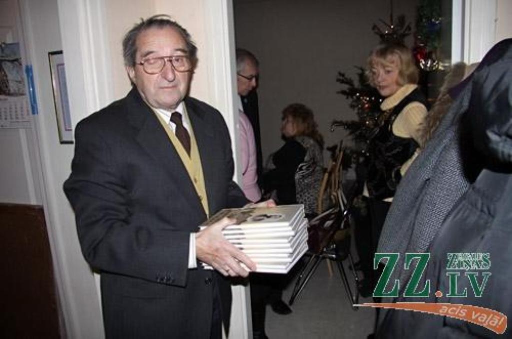 Jelgavas Latviešu biedrībā prezentēts vēsturnieces Janīnas Šūbertes 2005.gadā izdotās grāmatas «Jānis Čakste un Jelgava» atkārtotais izdevums. 
«Jūtos ļoti labi, ka grāmata ir «aizgājusi tautā», ka tā ir pieprasīta,» sarīkojumā sacīja...