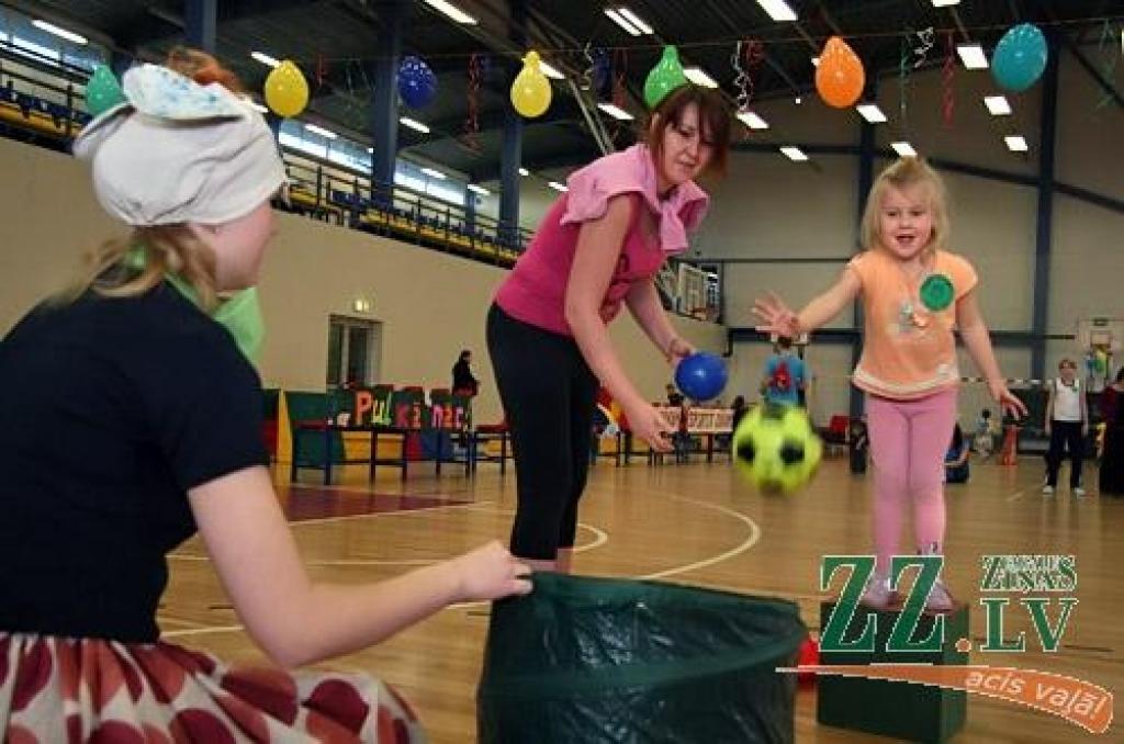 Jelgavas Sporta hallē aizvadīti 20. pirmsskolas bērnu sporta svētki «Heijā, heijā, pulkā nāc!», ko ar Sporta servisa centra atbalstu organizē pilsētas bērnudārzu audzinātājas. Visu iepriekšējo un arī šāgada scenārija autore, pirmsskolas...