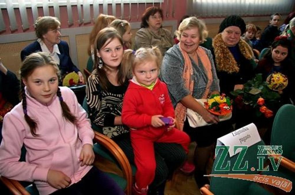 Jelgavas novada pašvaldība šodien rīkoja jau par tradīciju kļuvušo pateicības pasākumu audžuģimenēm un aizbildņiem Jelgavas novadā. Šogad ģimenes sveiktas ceturto reizi. 

Jelgavas novadā ir 11 audžuģimeņu un 70 aizbildņu, kuri nodrošina...