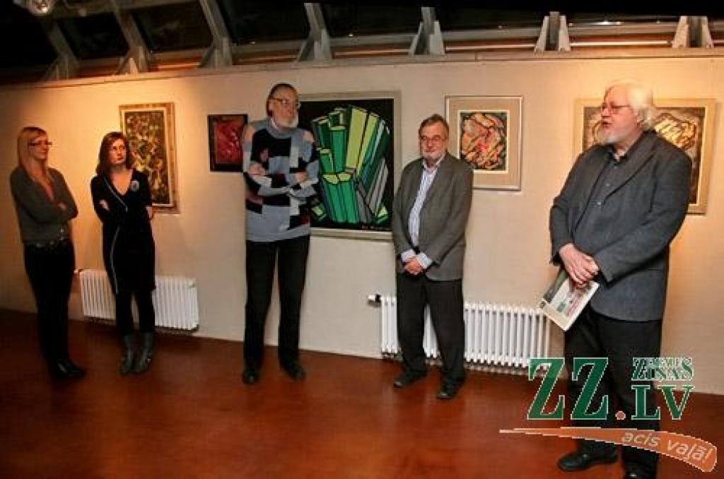 Jelgavas Sv.Trīsvienības baznīcas tornī 2. decembrī kuplu interesentu loku pulcēja divu Kronbergu diena. Tā var dēvēt pasākumu, kas sākās ar tēva, simtgadnieka Rūdolfa Kronberga (1911 – 1977) gleznu izstādes «Akmens ziedi» atklāšanu un...