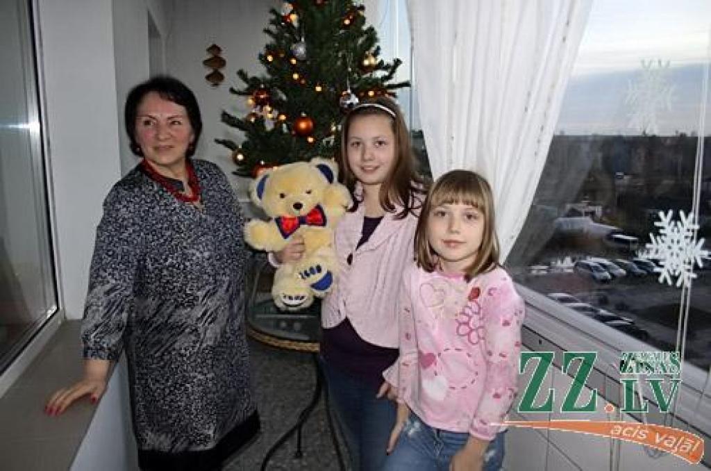 Helmaņa ielā skaisti izgaismotās piektā stāva lodžijas saimniece Ņina Čudinova stāsta, ka sešus metrus garā lodžija ir ļoti piemērota gaismekļu izvietošanai Ziemassvētkos un gadu mijā. 
Autors: Agris Samcovs