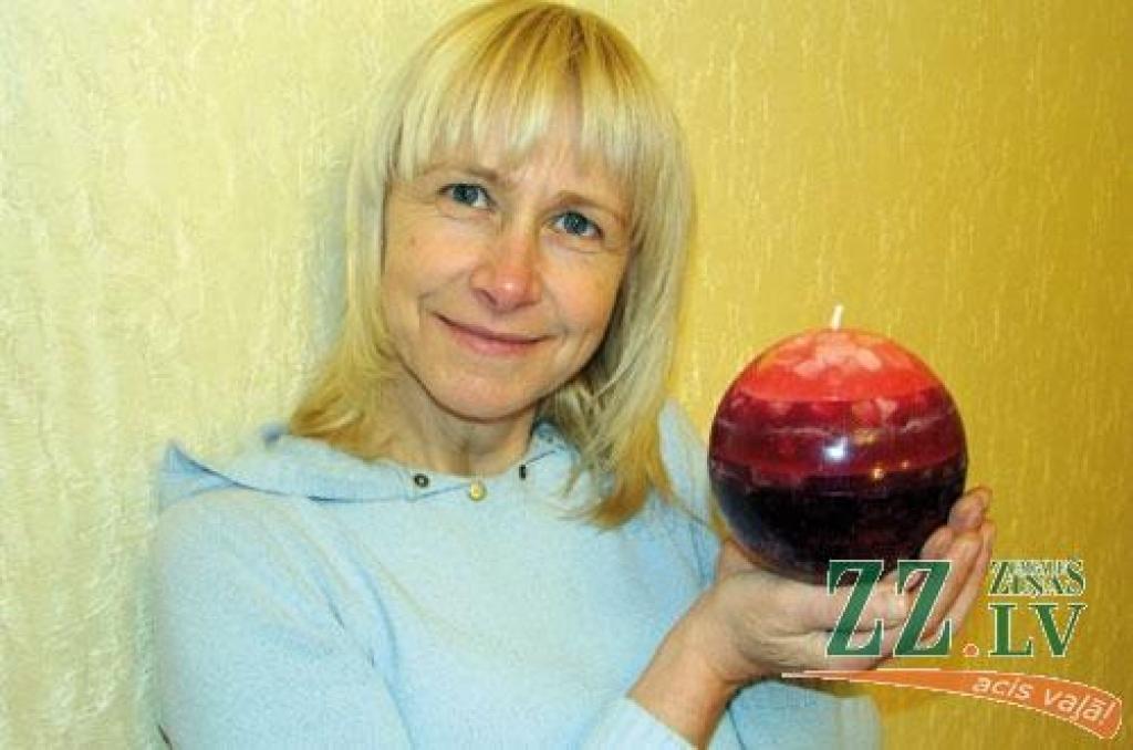 «Svece – liesma, gaisma, siltums, krāsa, stihija, enerģija, spēks... Tā ir visuma dāvana. Man tā ir arī mājīguma simbols. Kad esmu skumja, satraukta vai priecīga, aizdedzu sveci. Es ar tām runāju.»