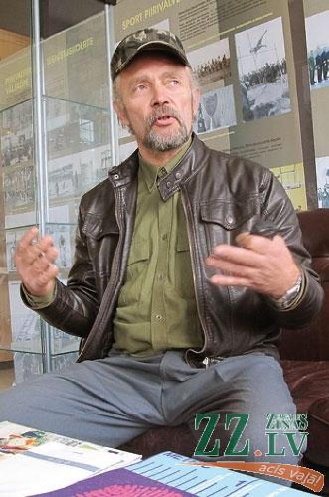 «Domāju, ka pie mums deputātus lamā gluži tāpat kā pie jums. Iemeslu netrūkst.»
Autors: Aldis Dubļāns 