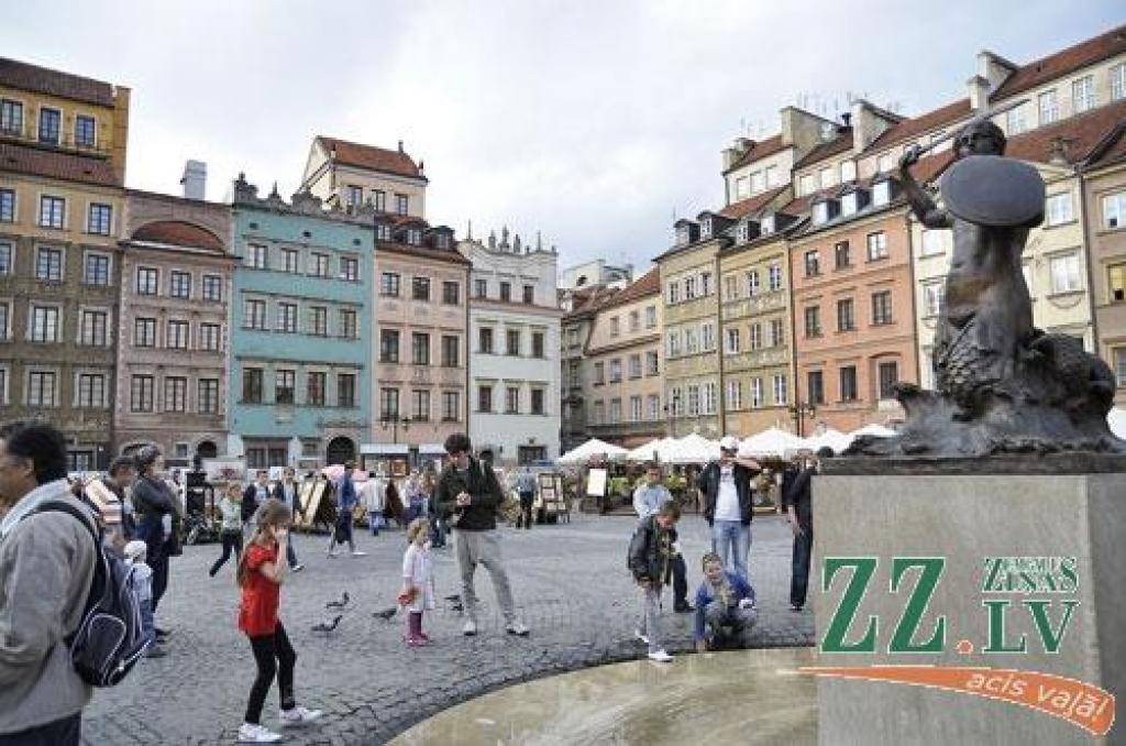 Vecpilsētas laukumā – strūklaku un tūristu ieskauts piemineklis leģendām apvītajai Varšavas nāriņai. Tas ir vēl viens līdz galam neizstāstīts stāsts.