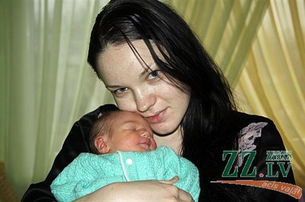 Jelgavnieku Agatas un Agra Lipšānu meitiņa par dzimšanas dienu izraudzījās 20.decembri, kad pulksten trijos naktī pasaulē ieradās 3300 gramu smaga un 51 centimetru gara.
Autors: Agris Samcovs