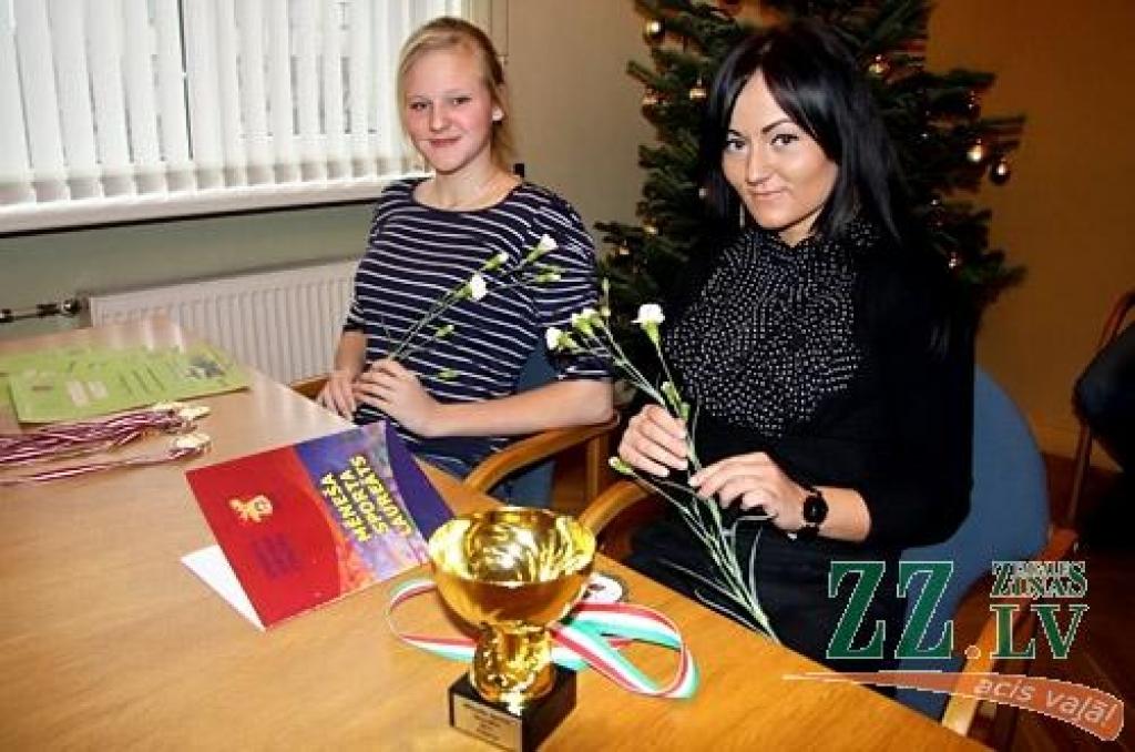 No kreisās: Vineta Mežaraupe un Jana Jansone.
Autors: Agris Samcovs