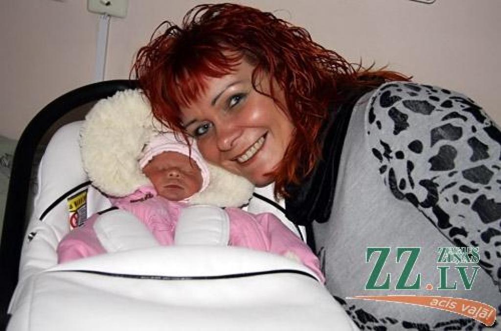 Nadeždas un Jāņa Dzedoņu meitiņa par dzimšanas dienu izraudzījās 10. decembri, kad pulksten 16.54 pasaulē nāca 2900 gramu smaga un 50 centimetru gara.
Autors: Agris Samcovs