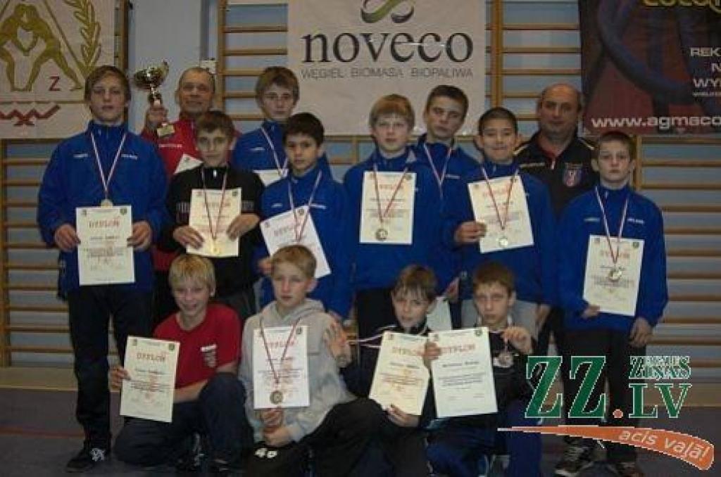 Autors: No sportistu personīgā albuma