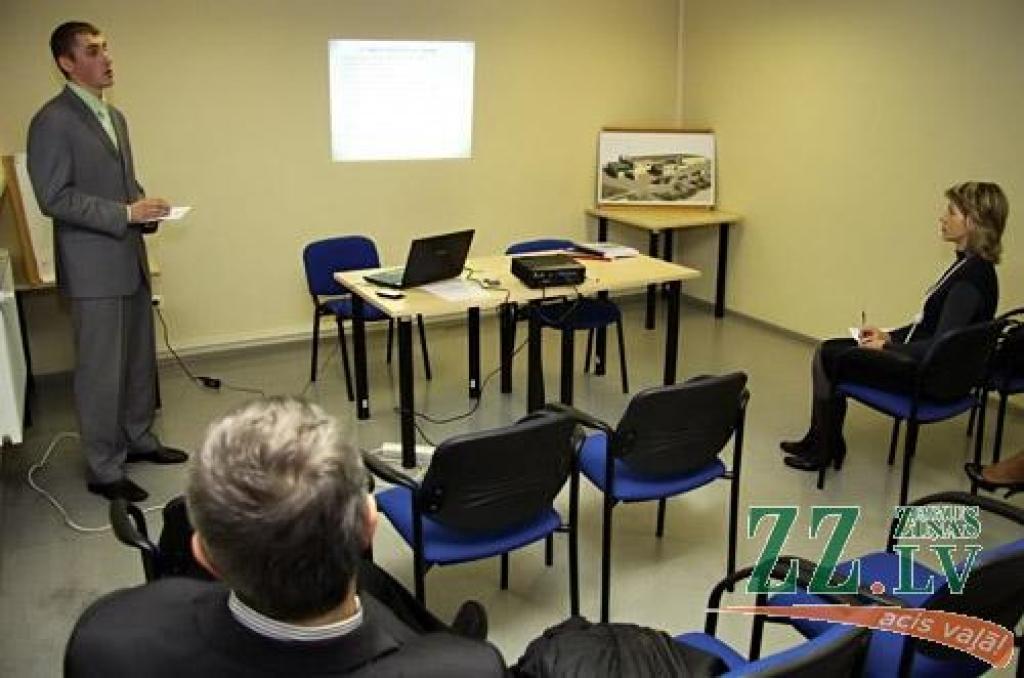 Nākamceturtdien uzņēmums «Latvijas piens», kas Jelgavā ceļ piena pārstrādes rūpnīcu, ieplānojis atzīmēt jaunbūves spāru svētkus. Savukārt jau martā domāts sākt ražot piena produktus. Tā pirmdien sabiedriskajā apspriešanā, uz kuru gan nebija ieradies neviens pilsētnieks, atzina «Latvijas piena» vadība. 
Autors: Agris Samcovs