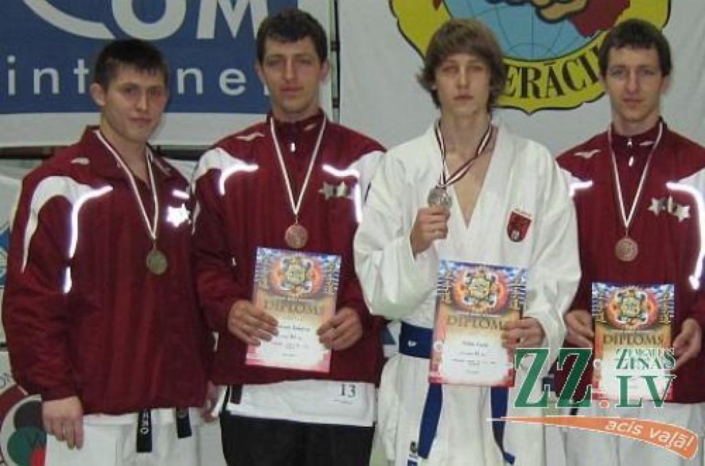 Autors: No sportistu personīgā albuma