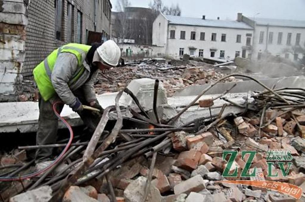 Divās nedēļās no Garozas ielas ainavas pazuduši nojaucamā Pārlielupes cietuma trīs dzīvojamie korpusi un vairākas citas ēkas. Tās pārtapušas pildmateriālā, kas, veicot sanācijas darbus, ieguldīts bijušās ādu fabrikas «Kosmoss» šķidro bīstamo atkritumu izgāztuves dīķos 4. un 5. līnijas galā.
Autors: Agris Samcovs