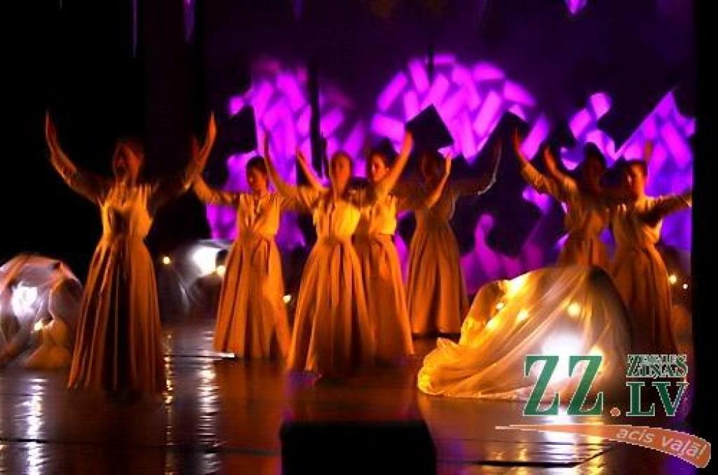 Gadskārtējais Jelgavas bērnu un jauniešu deju kolektīvu koncerts «Mūsu mājā dejo tā» aptuveni 450 dejotāju 28 vecuma grupās no 3 līdz 18 gadiem. 
Uz skatuves kultūras namā kāpa Jelgavas 4.pamatskolas ansamblis «Gliemezītis», 5.vidusskolas...