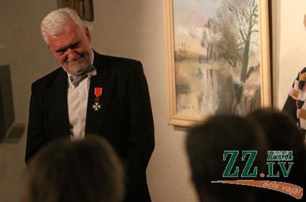 Būt klāt kolekcijas «Manas bildes» publiskās skates atvēršanas svētkos sestdien pulcējās kupls interesentu loks, jo datums nebija nejauši izvēlēts. 21. janvāris ir Jelgavas mākslinieku vadoņa, Alunāna teātra aktiera, daudzu mākslas grāmatu...